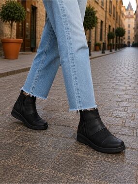 CLARKS CLOUD STEPPERS Women’s Black Vegan Ankle Boots Sz6 Casual Cushion Comfort